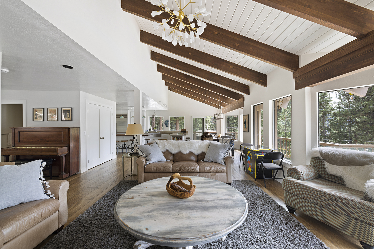 Game room and lounge at Kinpine House