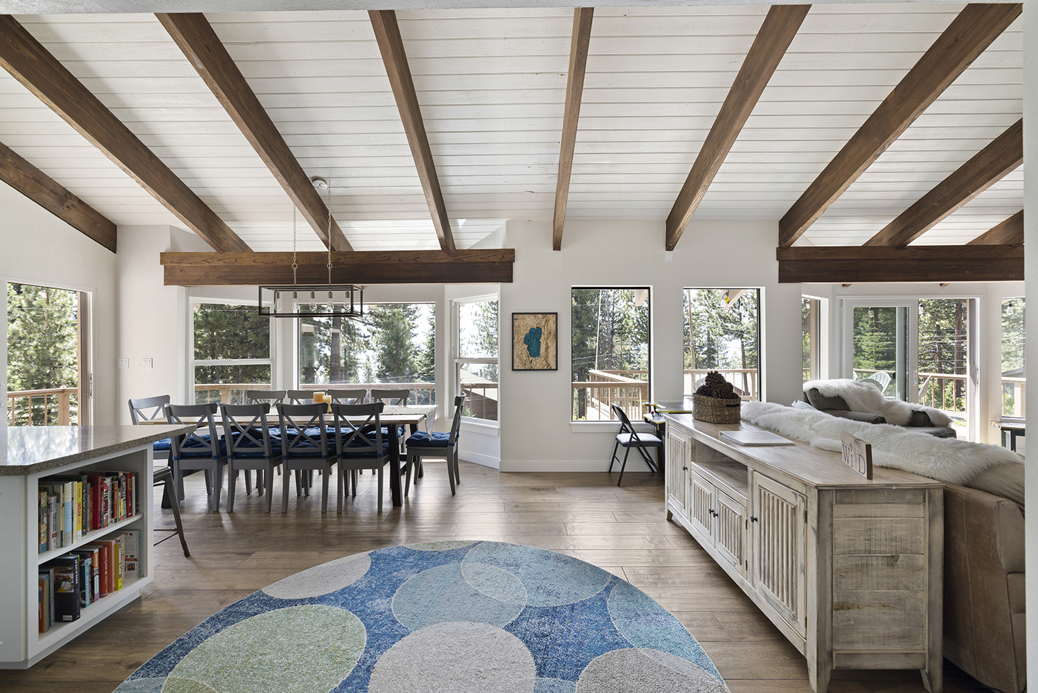 Kinpine House great room for large groups